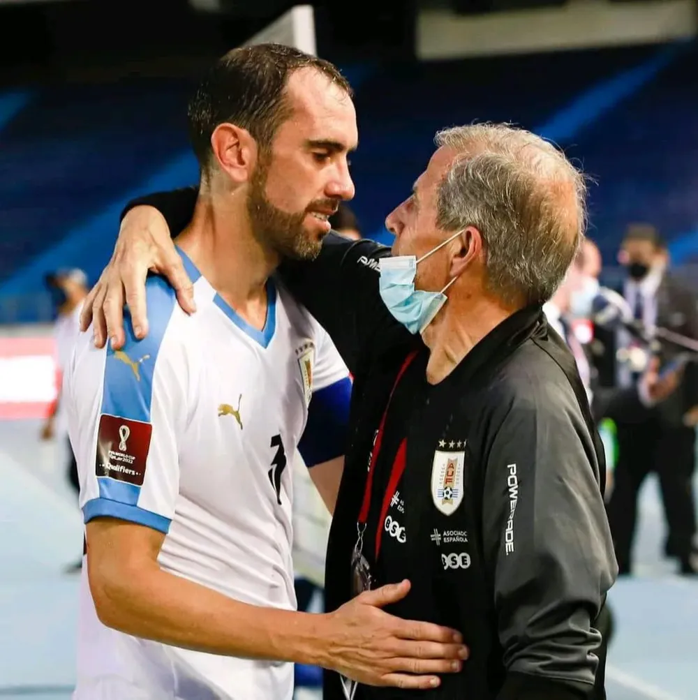 Godín junto a Tabárez