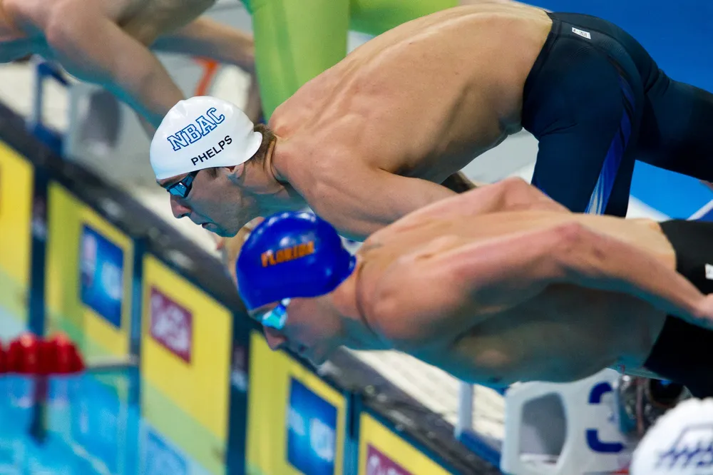 El equipo francés de Amaury Leveaux, Fabien Gilot, Clément Lefert y Yannick Agnel consiguió el oro en la prueba de 4 x 100 estilo libre masculino. Superó al de los estadounidenses Michael Phelps y Ryan Lochte que llegó en segundo puesto con 3 minutos 10 segundos y 38 centésimas