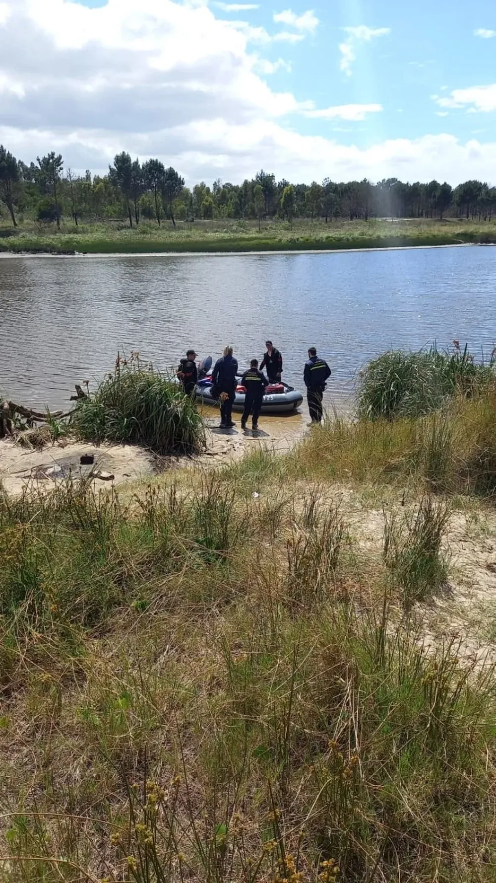 Efectivos de la Prefectura de Canelones en el arroyo Pando