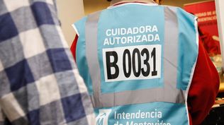Montevideo, Uruguay, 16 de Agosto de 2017.&nbsp;La iM realizo un curso y entrego certificados y nuevo chalecos a cuida coches de Montevideo.