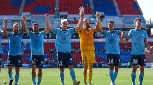 Los futbolistas de Sydney FC celebran la primera victoria del año; el de amarillo es el arquero Redmayne, quien eliminó a Perú del Mundial Qatar 2022 con la selección australiana