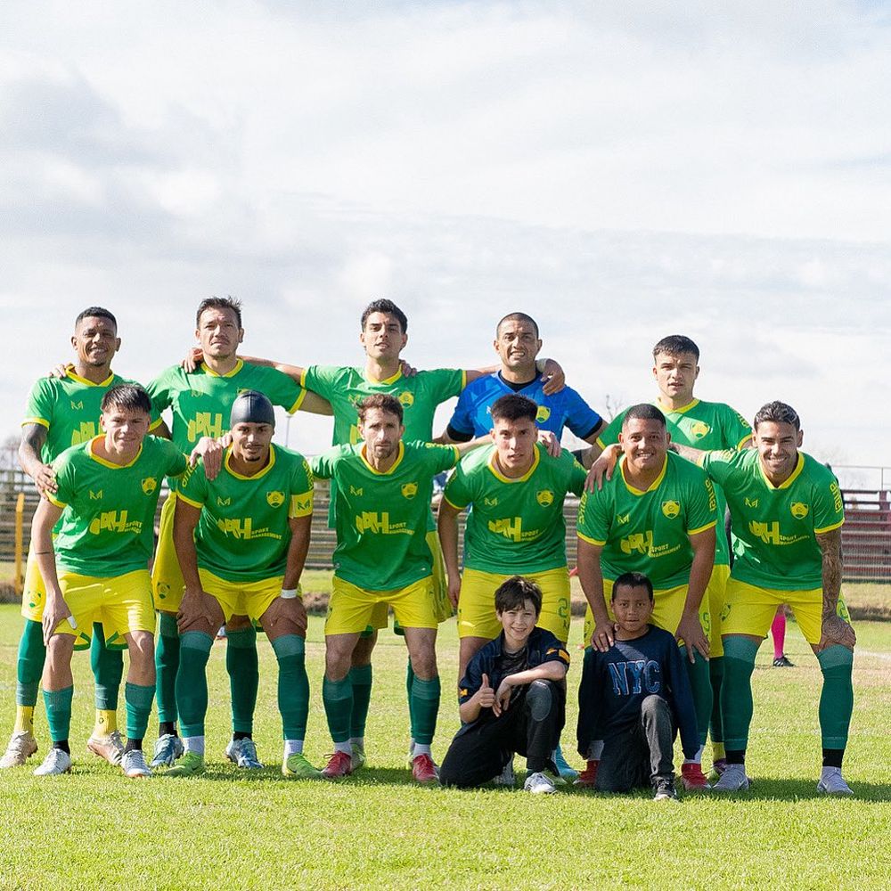 El equipo de Cerrito con Mateo Vista con una protección en su cabeza