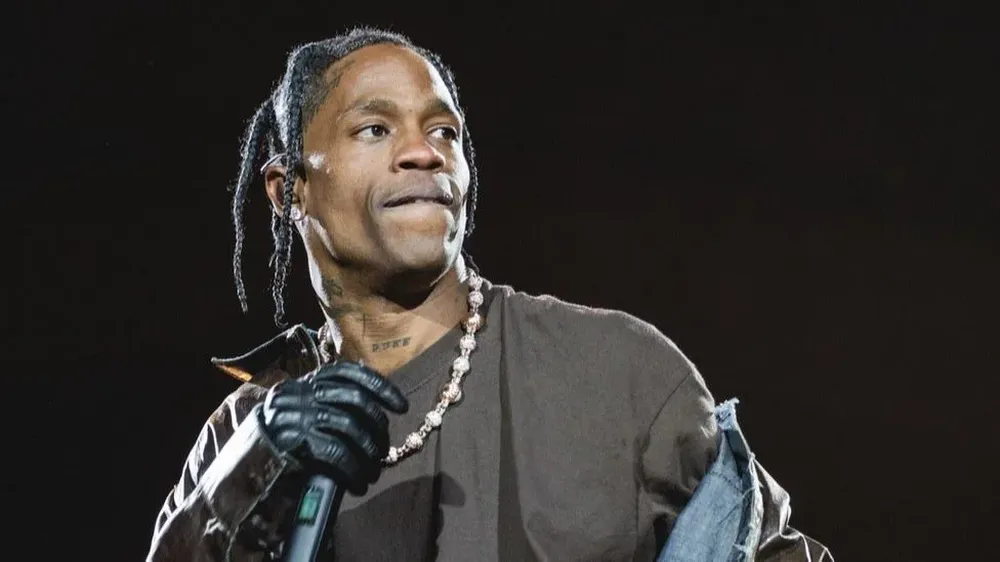 El rapero Travis Scott detuvo su espectáculo al ver a varios fans en dificultades