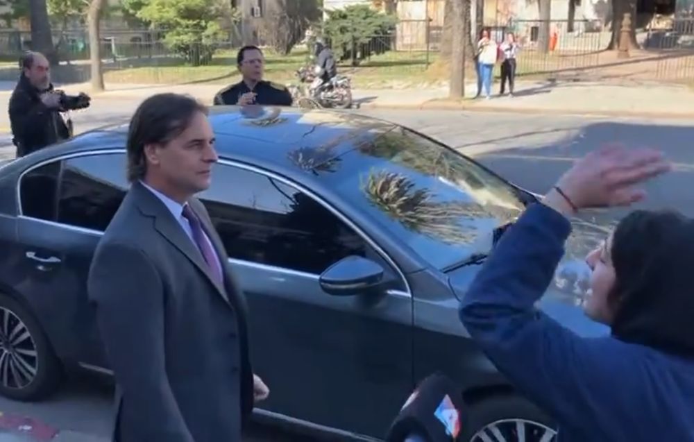 Luis Lacalle Pou mientras era increpado a la salida de la Facultad de Medicina