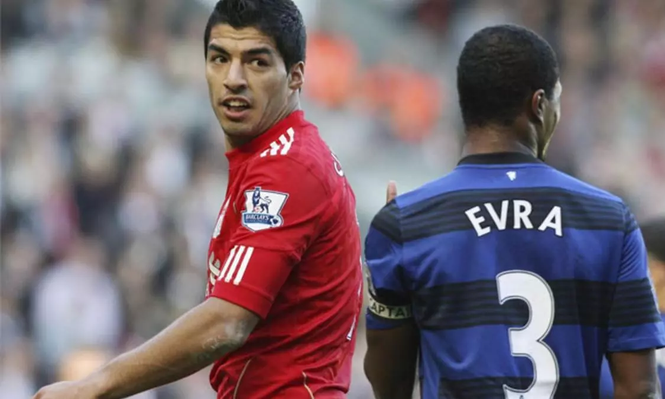 Luis Suárez y Patrice Evra