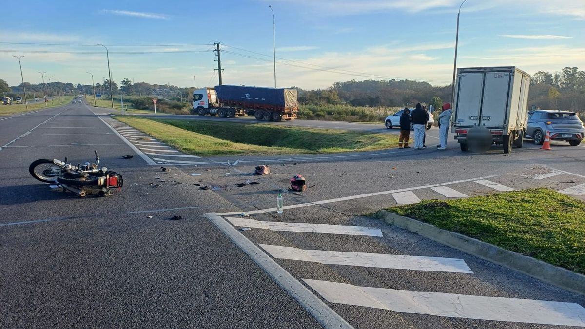Una policía que iba en moto chocó contra un camión en las inmediaciones ...