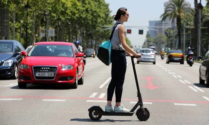 Barcelona obligará a llevar casco para ir en patinete eléctrico a partir de febrero de 2025