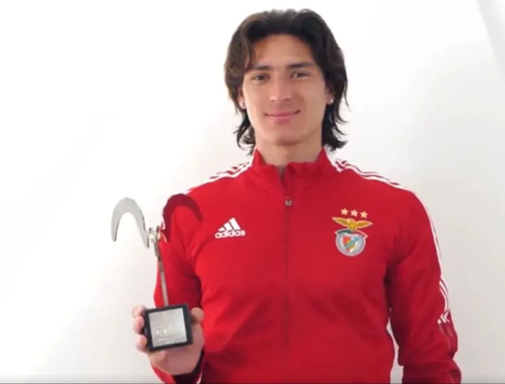 Darwin Núñez muestra el galardón que recibió como mejor jugador del año en Portugal