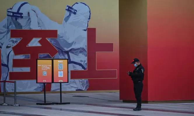 Un guardia espera frente al museo de la lucha contra el Covid en China durante la visita de una delegación de la OMS en Wuhan