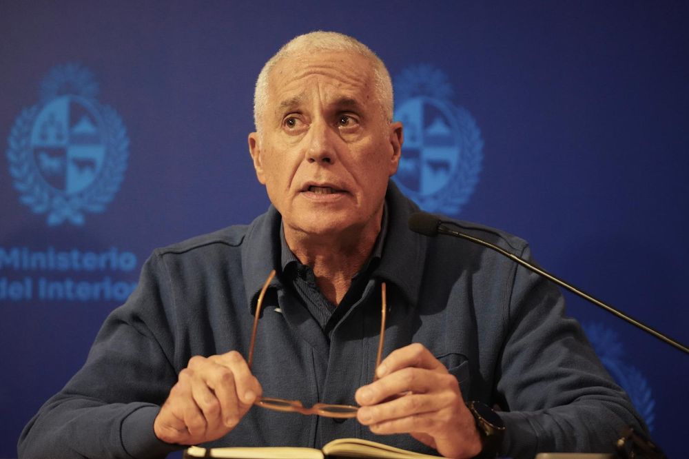 El ministro Carlos Negro durante una conferencia de prensa el domingo 28 de setiembre de 2025 por el atentado contra la fiscal de Corte Mónica Ferrero