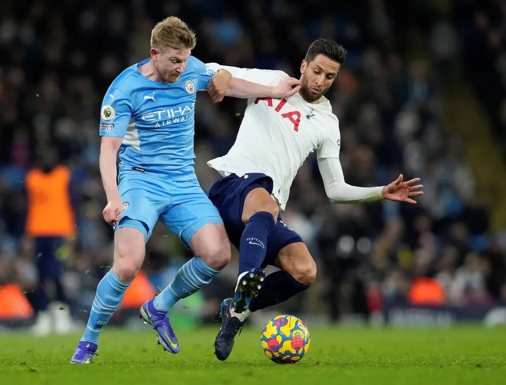 Bentancur fue titular frente al Manchester de Guardiola