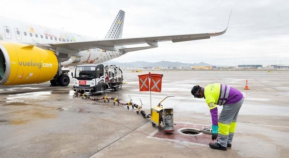 Un avión de Vueling repostando combustible. / Europa Press