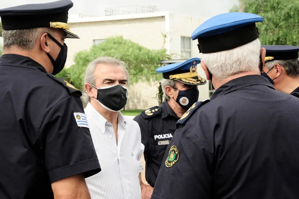 Jorge Larrañaga junto a policías