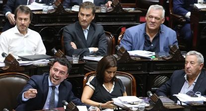 Ley Bases: el Gobierno insiste en imponer cambios, pero se complican las negociaciones con el bloque radical