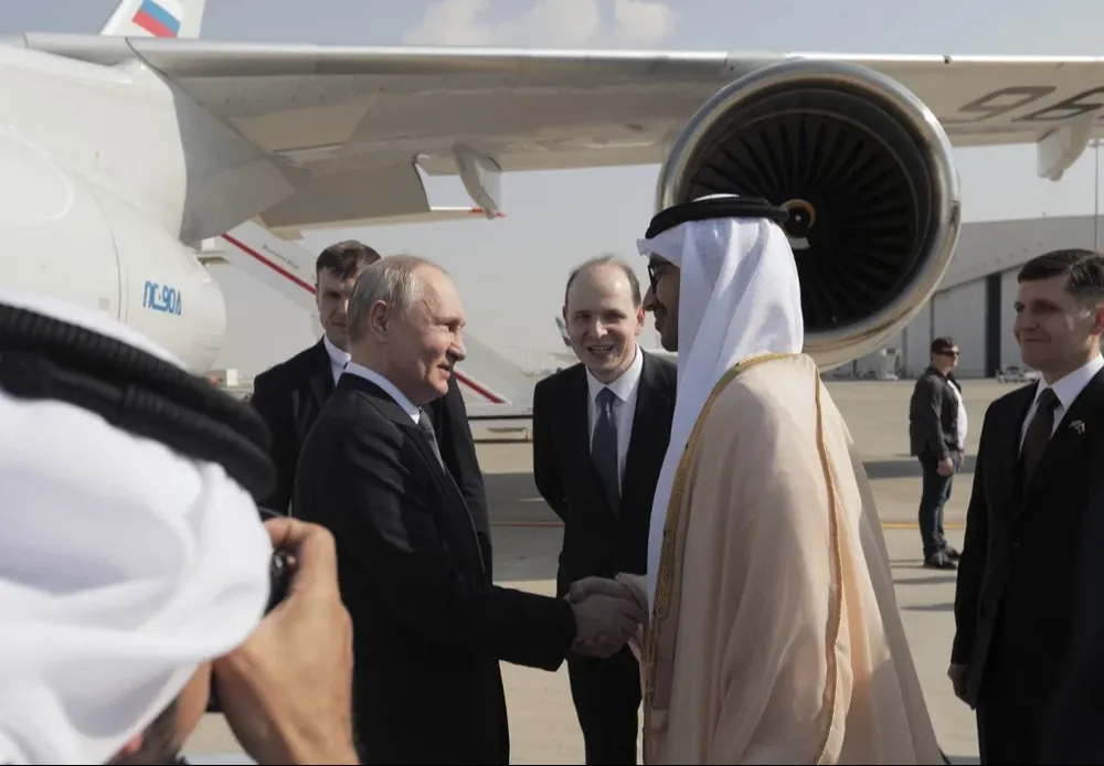 El presidente de Rusia es recibido en el aeropuerto de Abu Dabi por el ministro de relaciones exteriores de los Emiratos Árabes, Abdullah Zayed.
