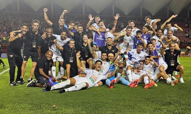 El plantel entero de Boston River celebra la clasificación ante Ñublense a la fase 3 de la Copa Libertadores de América