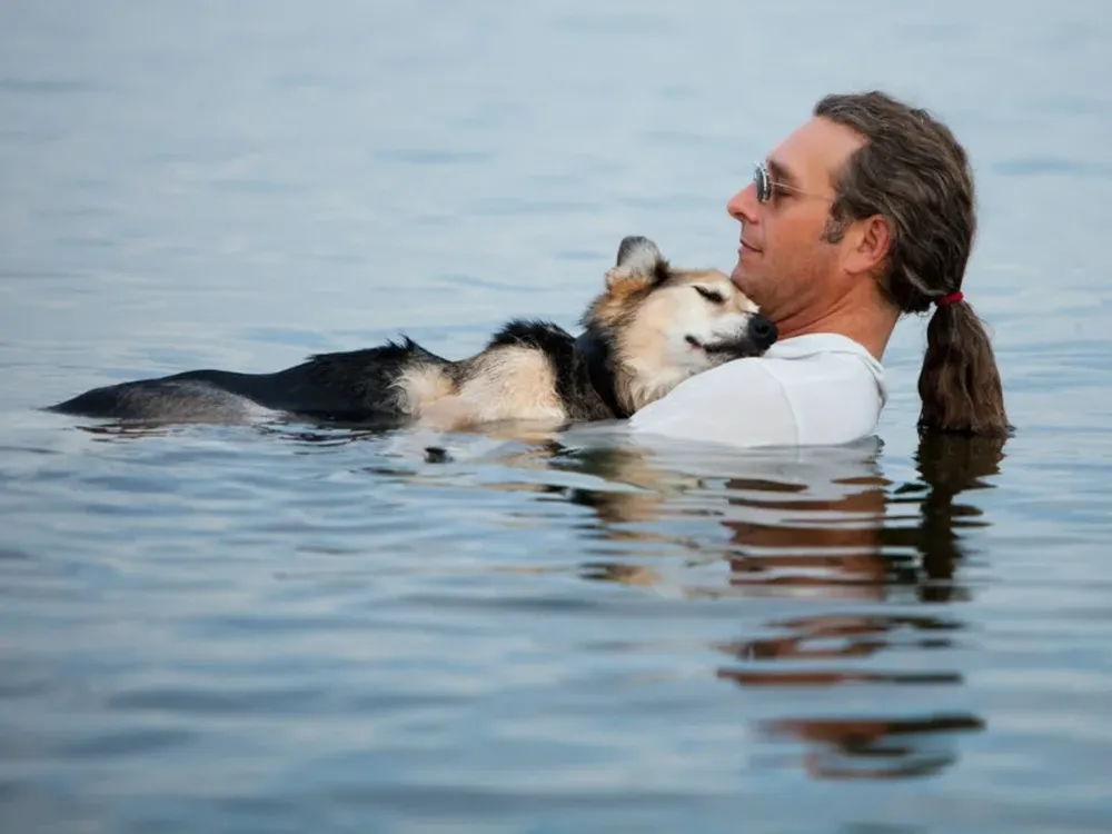 La conmovedora fotografía de John Unger (49) y Schoep (19) en el lago Superior, tomada por Hannah Stonehouse Hudson