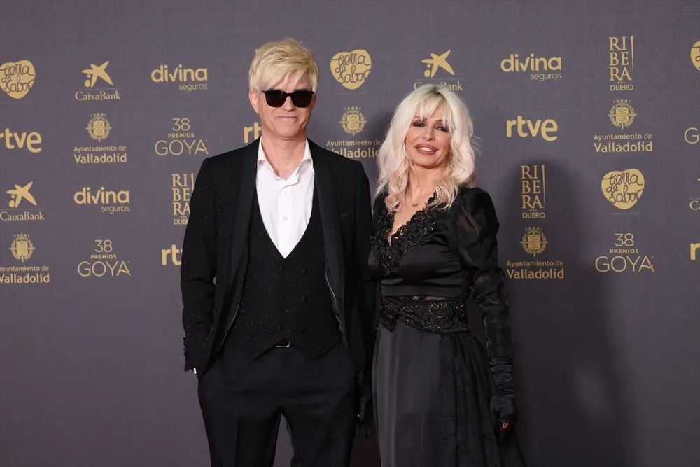 El grupo Nebulosa posa en la alfombra rosa previa a la gala de la 38 edición de los Premios Goya.