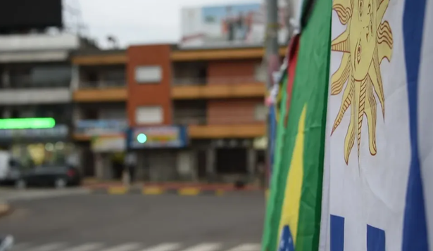 Banderas de Uruguay y Brasil, frontera.&nbsp;