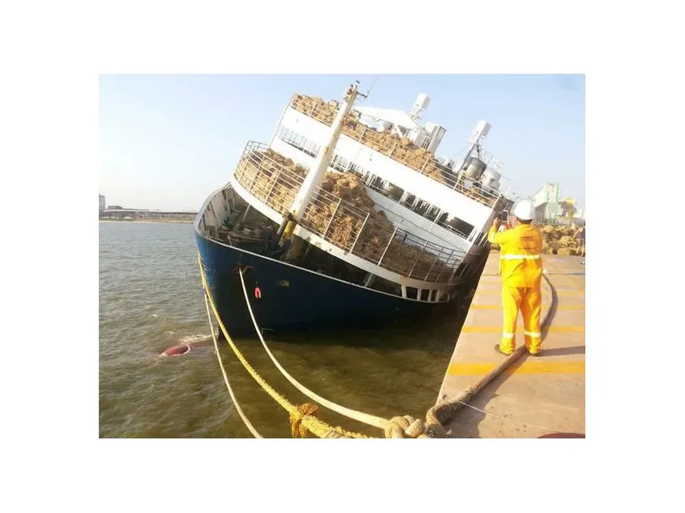 El barco comienza a inclinarse el puerto del río Pará, Brasil