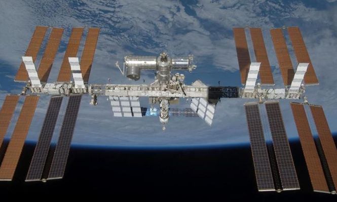 Astronautas de la Estación Espacial Internacional se ven obligados a refugiarse en una nave acoplada durante la reparación de una fuga de aire