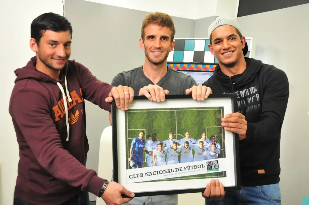 Gonzalo Porras, Iván Alonso y Diego Polenta con el premio de la temporada 2015-2016