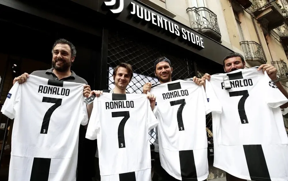 Hinchas de Juventus con la 7 de Ronaldo