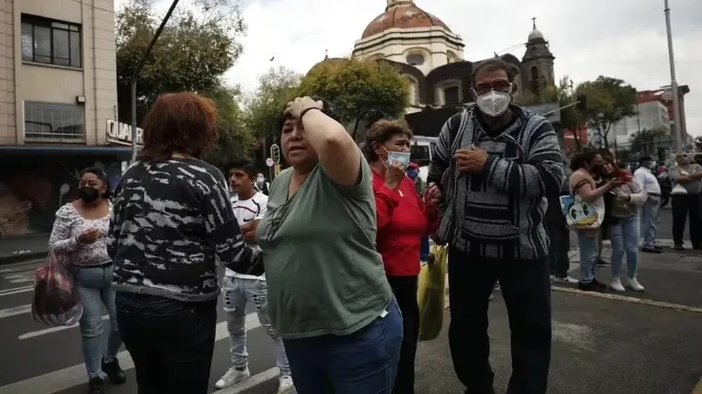 En el pasado mes de diciembre la gente salió a la calle en México DF por temor a un terremoto.