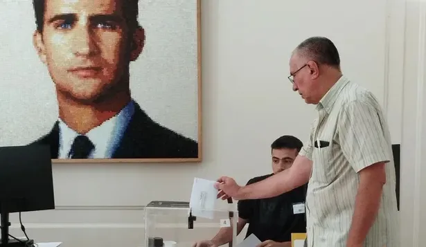 Un emigrado, votando el sábado en la Embajada de España en Buenos Aires