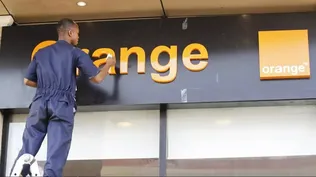 Imagen de un operario en un local de la operadora de telefonía Orange