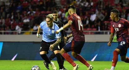 Orlando Gallo de Costa Rica ante Emiliano Gómez de la selección de Uruguay