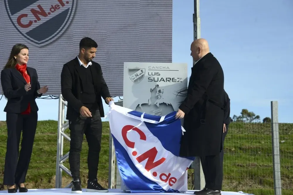 Junto al presidente José Luis Rodríguez descubren la plaqueta con el nombre de la cancha