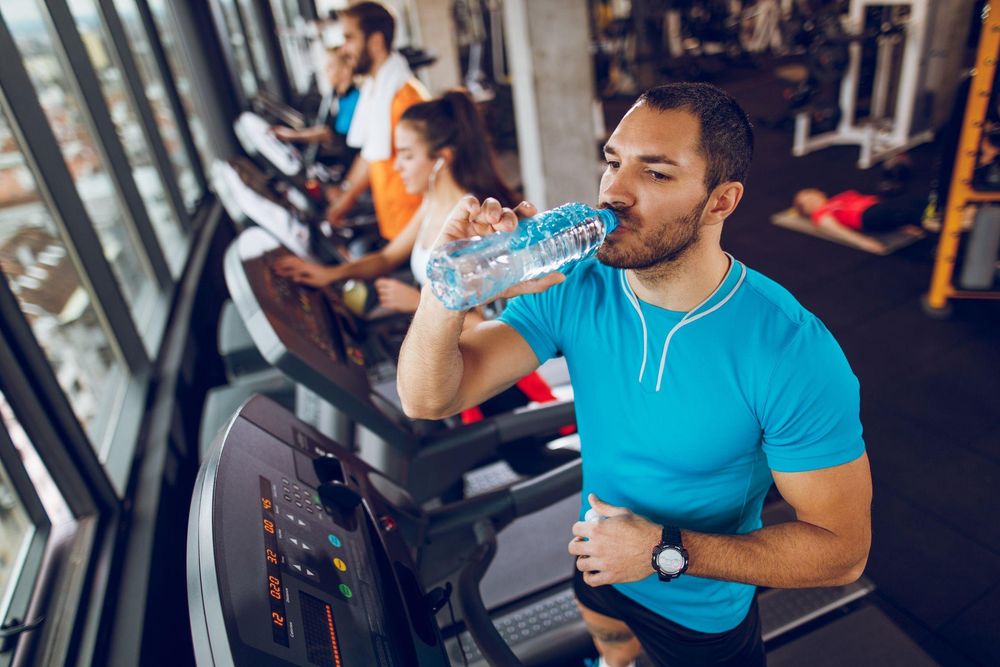 El agua es fundamental para la función celular y la recuperación muscular.