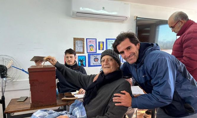 José Pedro Pollak votando en las elecciones internas 2024 del pasado domingo 30 de junio