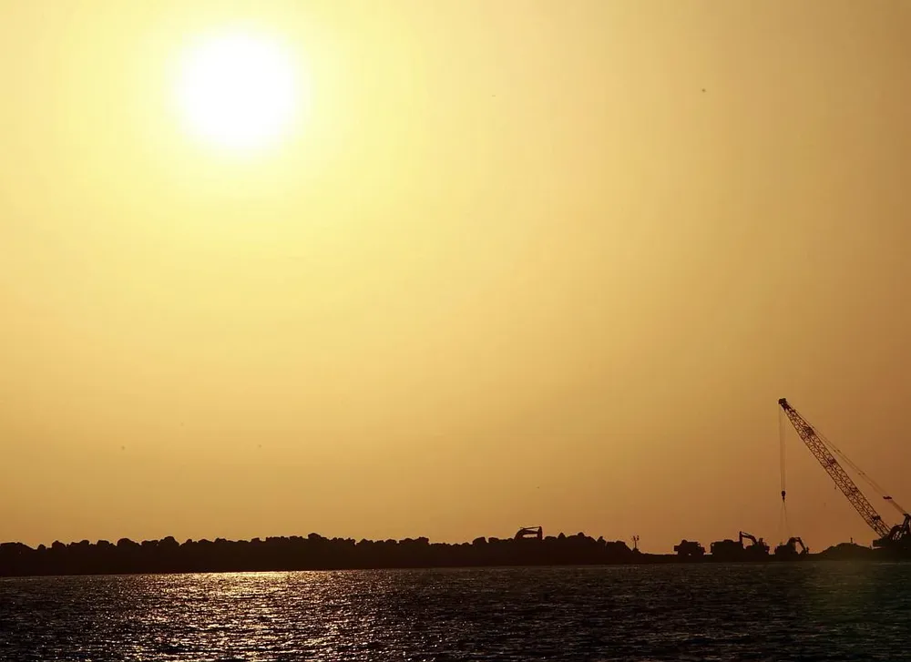 Atardecer en la dársena de Kalntari, en el mar de Omán. Irán recibió este lunes el veto de Europa a la compra de crudo