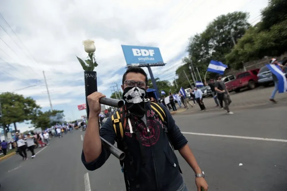 Manifestante protestando contra el gobierno de Daniel Ortega