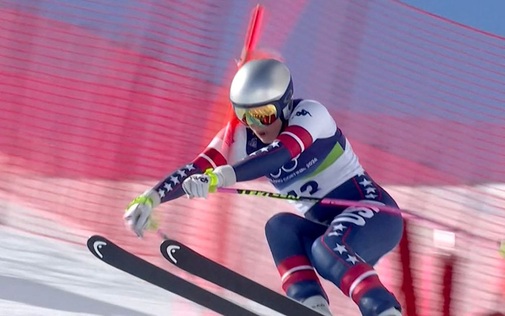Lindsey Vonn se golpeó con un poste de señalización y tuvo un feo accidente en los Juegos Olímpicos de Invierno 2026