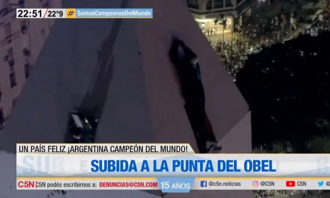 Transmisión de C5N muestra a los hinchas en la cima del Obelisco