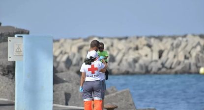 Menores migrantes en Canarias asistidos por voluntarios de la Cruz Roja