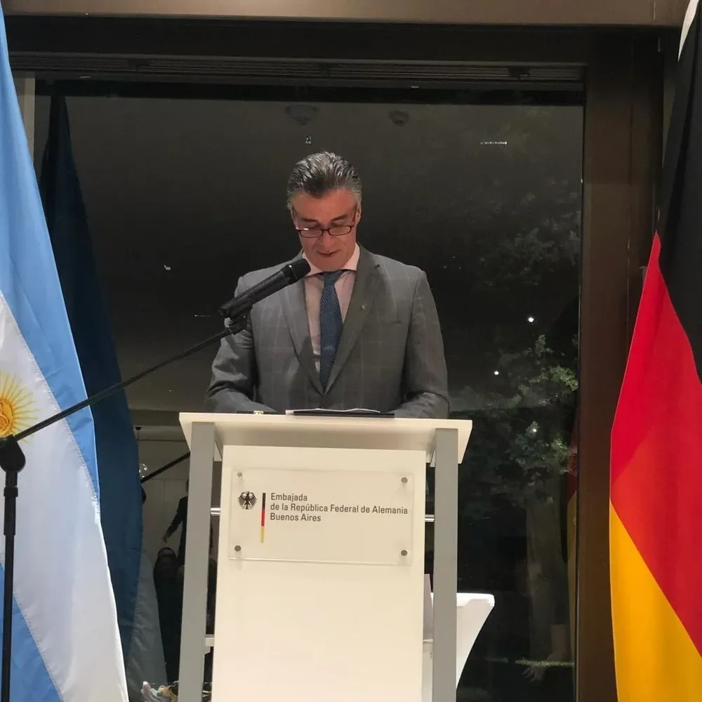 El juez Daniel Rafecas al recibir la Orden de Mérito de la República República Federal Alemana