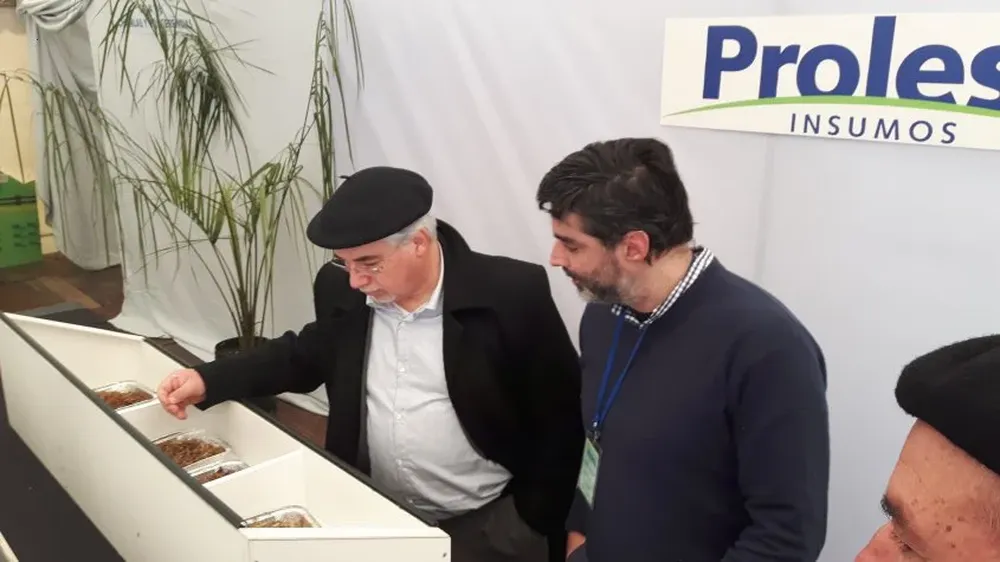 El ministro Aguerre observó de cerca las muestras que lograron premios destacados.