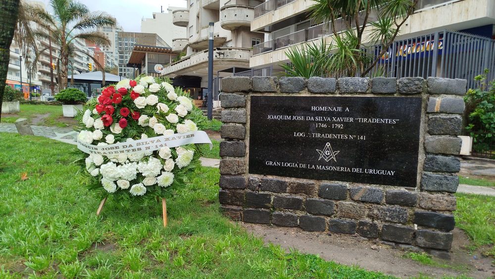 Monolito en homenaje a Tiradentes con la ofrenda floral colocada este martes por la Gran Logia de la Masonería