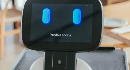 El primer robot mozo con inteligencia artificial de Uruguay sale US$ 20.000 y está en Punta del Este: ¿qué puede hacer?