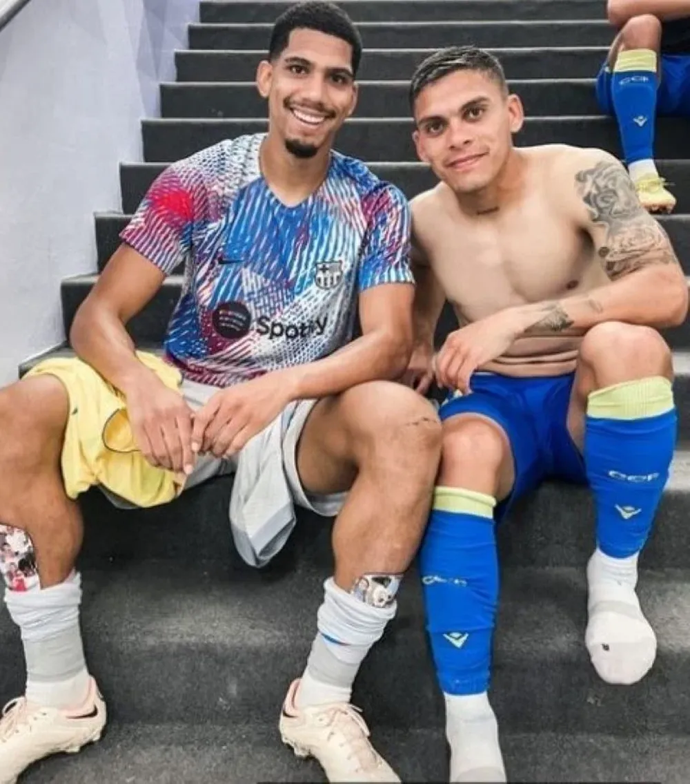 Ronald Araujo y Brian Ocampo se juntaron luego del triunfo por goleada de Barcelona ante Cádiz por 4-0 e intercambiaron camisetas