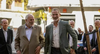 El Rey Felipe VI junto a López-Linares en la entrada del Cine Paz