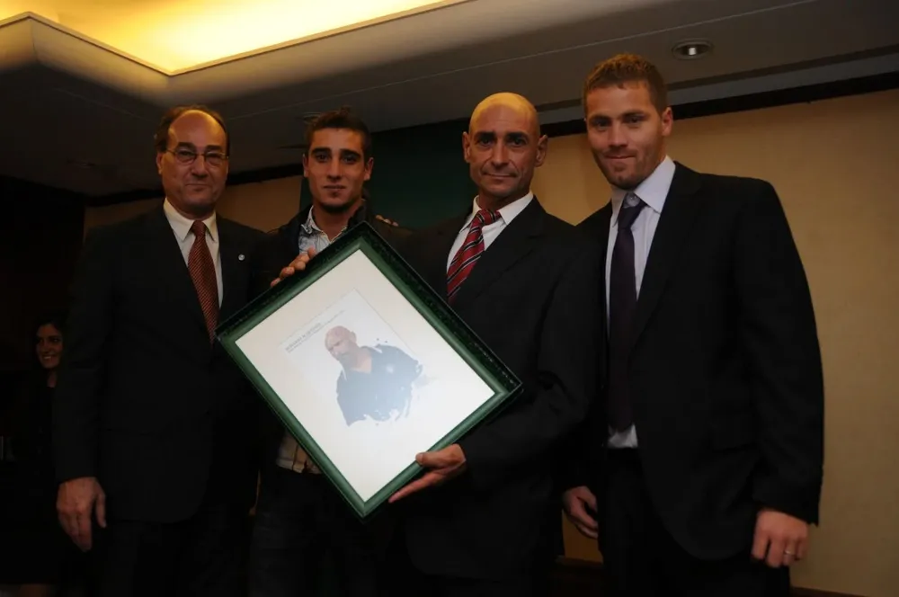 Rosario Martínez recibe el premio como mejor entrenador de Fútbolx100