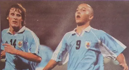 Diego Forlán y Javier Chevantón en el Mundial de Nigeria