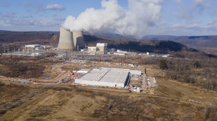 Un centro de datos de Amazon Web Services junto a una planta nuclear Un centro de datos de Amazon Web Services junto a una planta nuclear