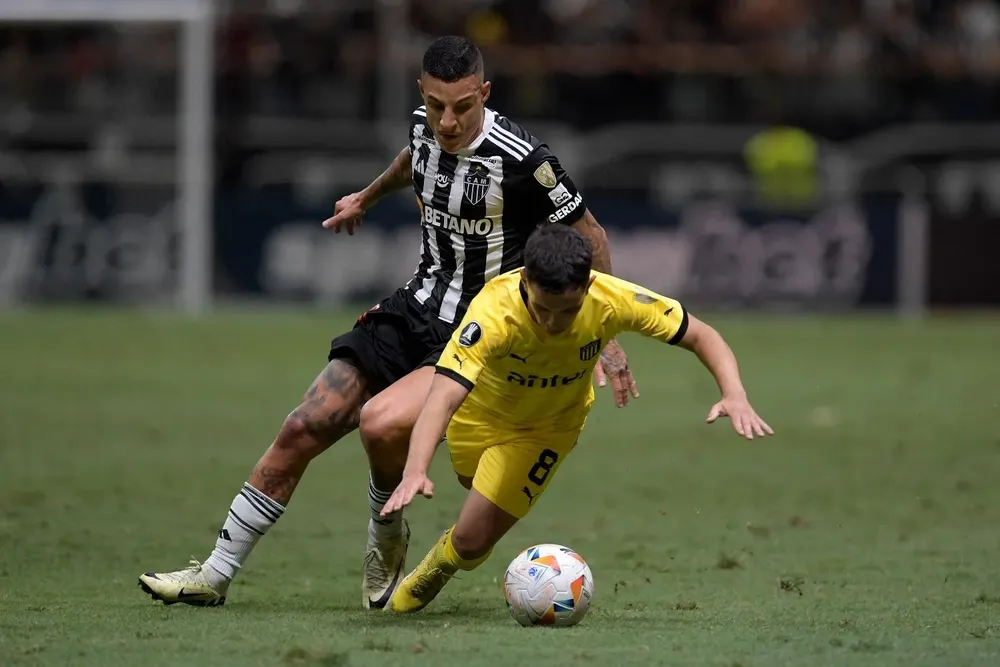 Guilherme Arana y Leo Fernández