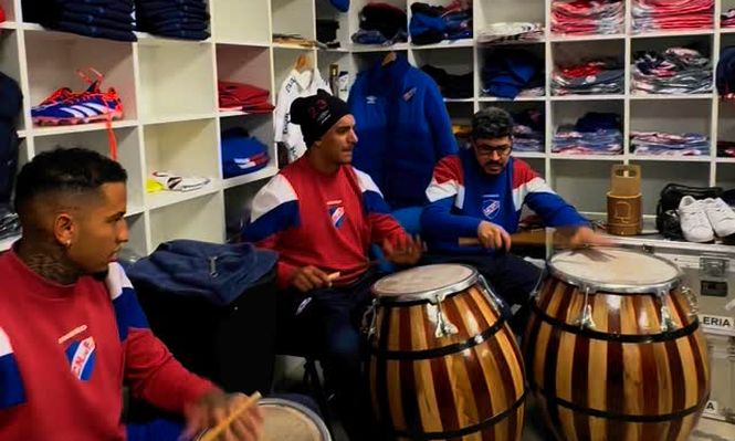Juan Izquierdo tocando el tambor junto a Diego Polenta en la utilería de Los Céspedes